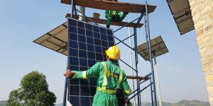 All in Trade, Uganda. Mitarbeiter installieren die Solarpanele.