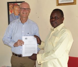 Manfred Klepacz nimmt den Auftrag in Sambia von Chief Cooma entgegen