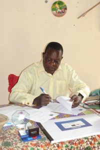Chief Cooma von Sambia unterzeichnet den Vertrag